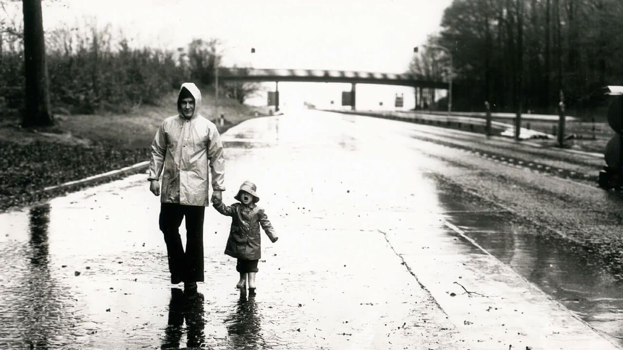 Sokatmondó kép, amely az olajválság közepette készült Németországban (NSZK-ban): autópályán sétáló apa a gyermekével