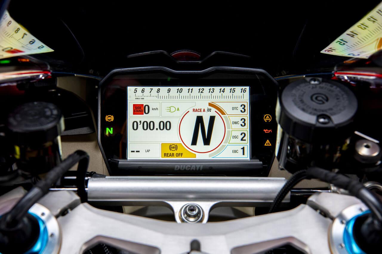 A Ducati kijelzőjének segítségével nemcsak a beállításokat végezhetjük el, hanem a telefonunkat is tükrözhetjük