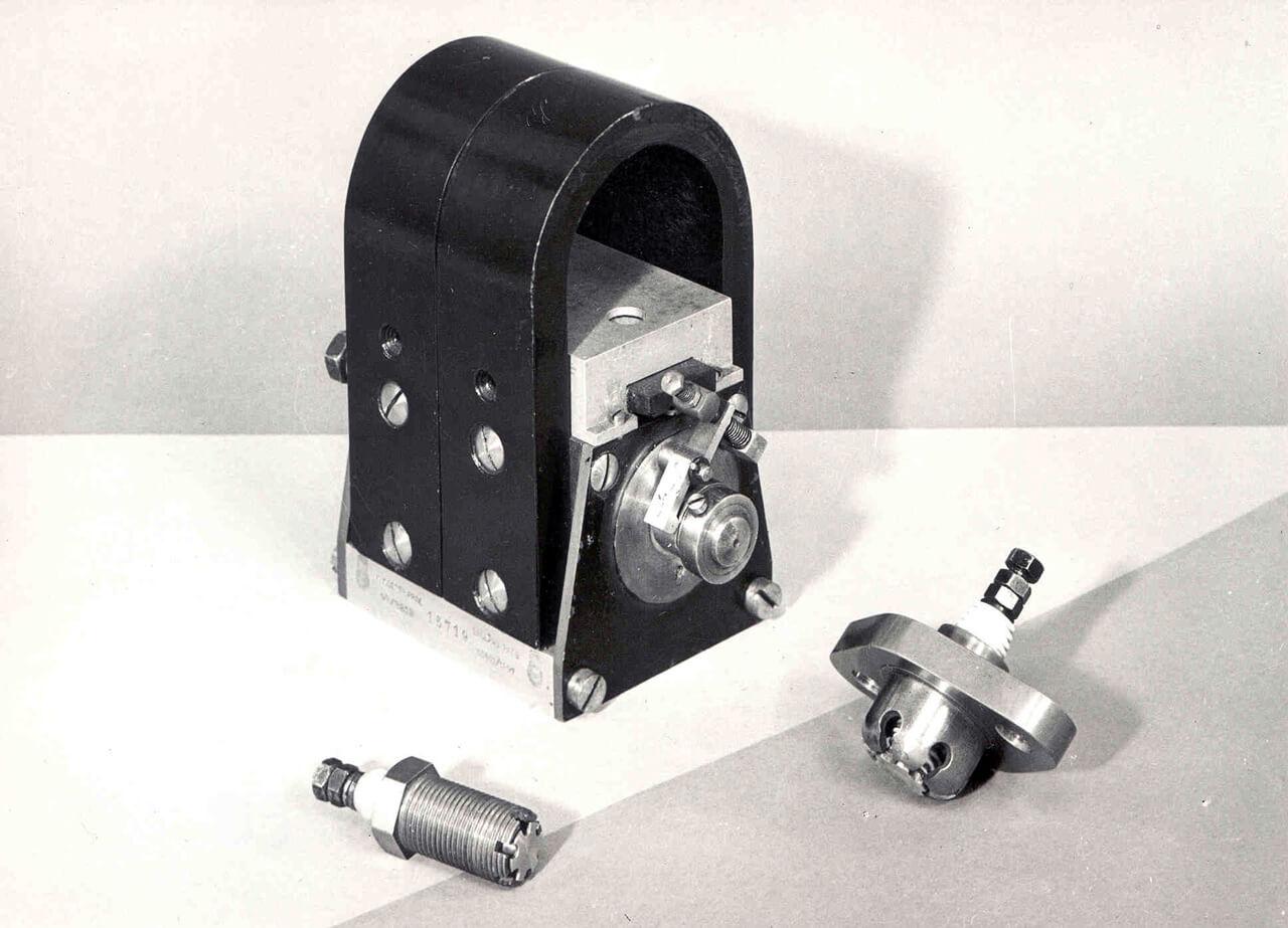 A mágneses gyújtást már 100 évvel ezelőtt szerette volna kiváltani a Bosch, de akkor a technológia még nem tartott ott, hogy ez megoldható legyen