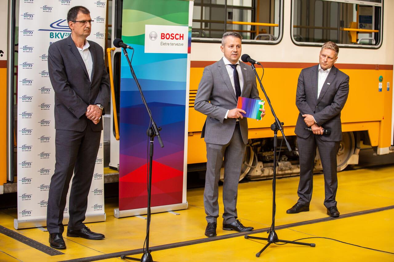 Szőke Zoltán (középen) a Bosch automatizált vezetés fejlesztéséért felelős alelnöke kiemelte, hogy a technológia biztonságosabbá teszi a villamosokat