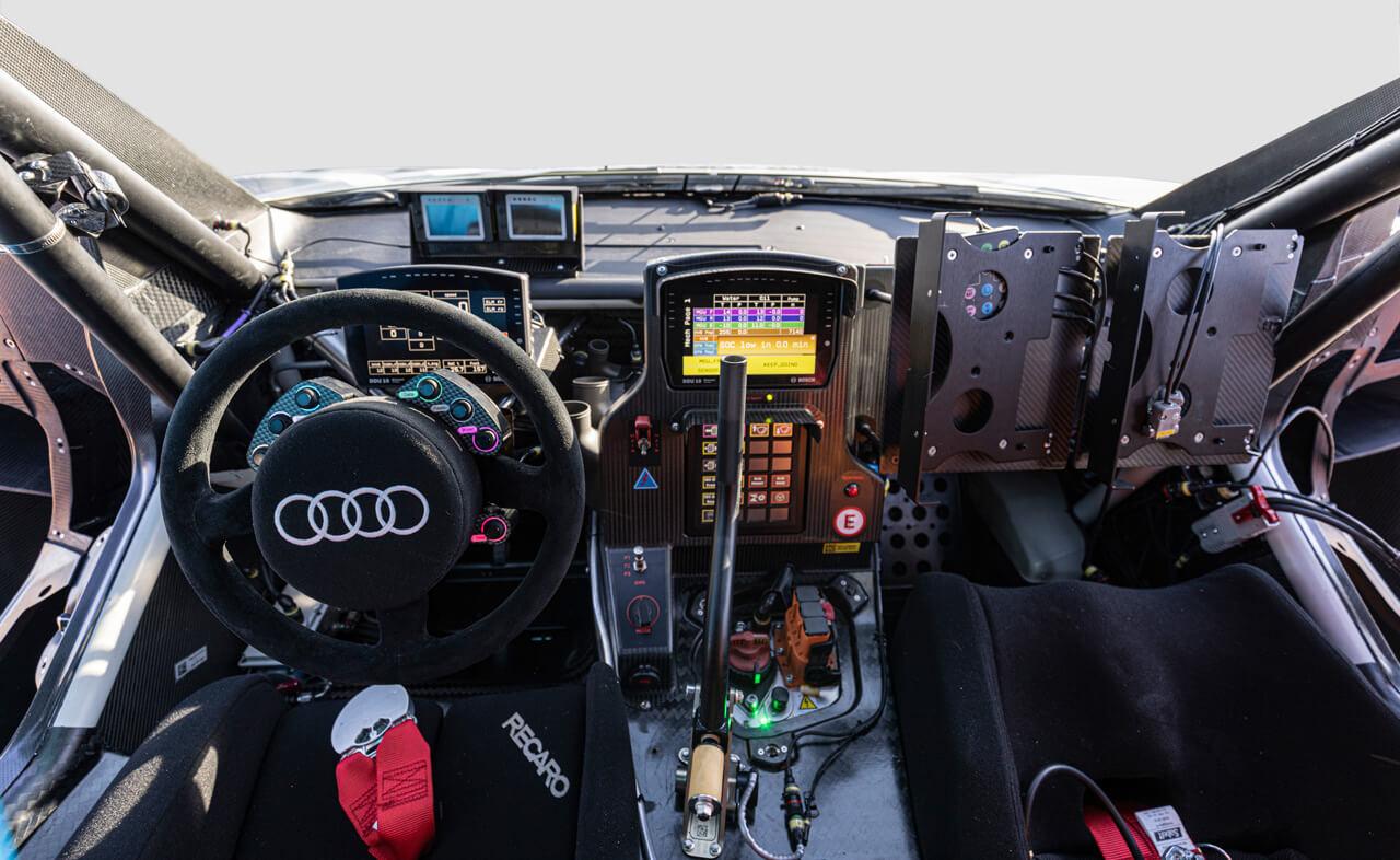 Nincs analóg műszer, minden fontos információt a digitális Bosch panelek közvetítenek a pilóta és a navigátor