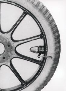 Hangosan jelzi, ha a gumiabroncs veszít a nyomásából: a Bosch-harang (Bosch-Glocke), a Bosch első érzékelője egy személyautó kerekén (1923)