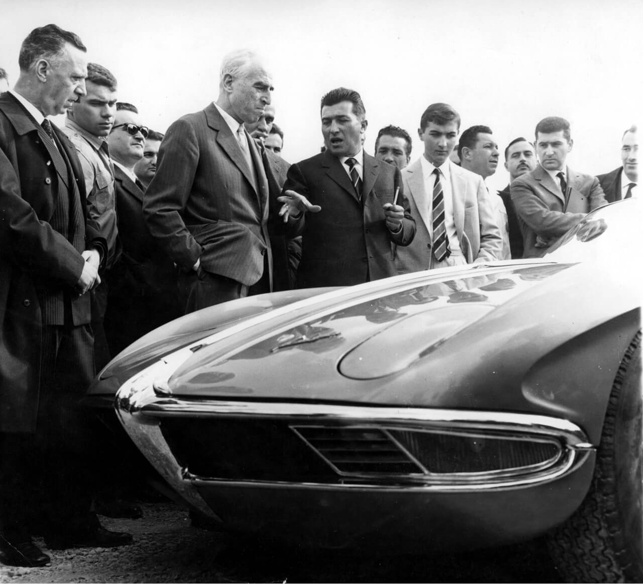 Ferrucio Lamborghini büszkén mutatja az első általa megálmodott autót a 350 GTV-t