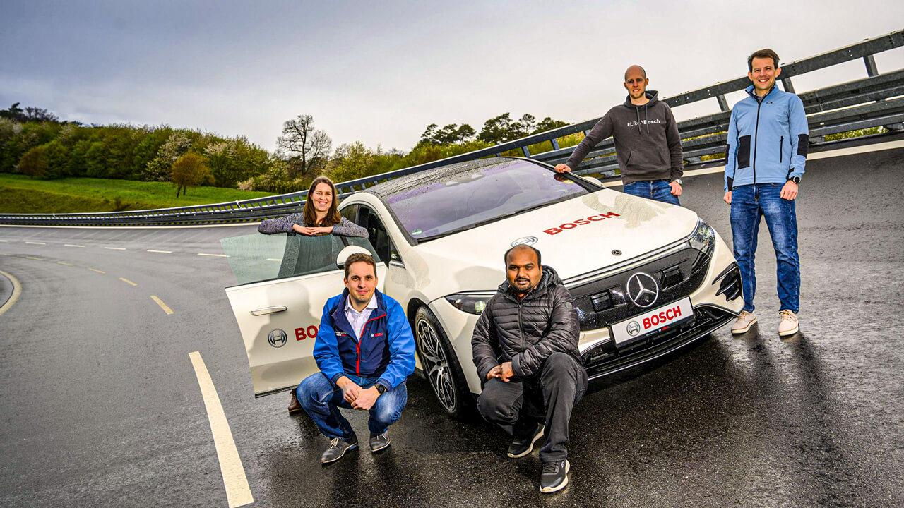 A Bosch csapata a boxbergi tesztpályán a kísérleti járművel