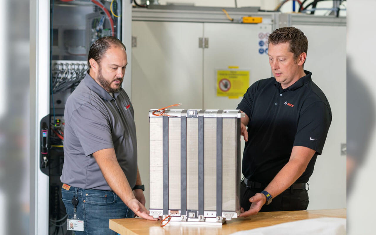 Matt Thorington, kollégájával és egy üzemanyagcellával