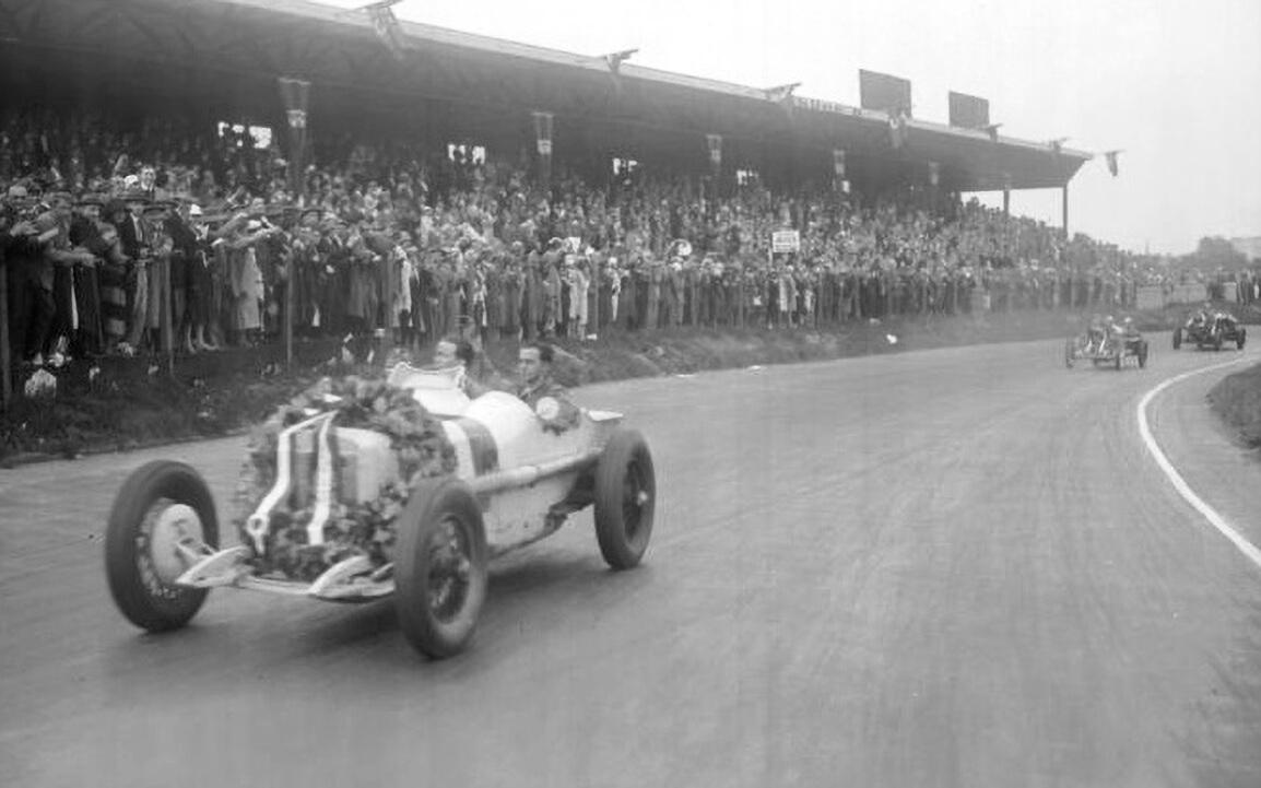 Caracciola (balra) és a szerelője, Eugen Salzer az 1926-os német nagydíj megnyerése után (Forrás: Bundesarchiv, Bild 102-02915 / Georg Pahl)