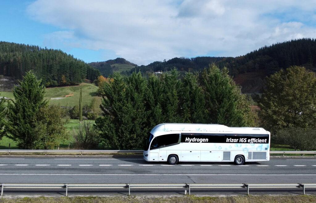 busz az úton oldalról