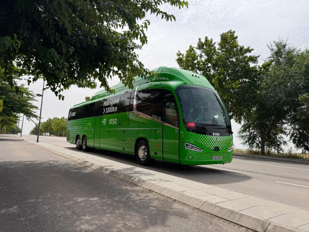 Zöld busz profilból